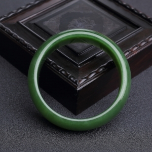 57.5#俄料碧玉山料扁镯