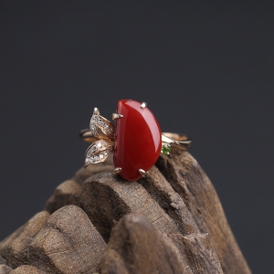 18K金镶钻阿卡深红珊瑚戒指