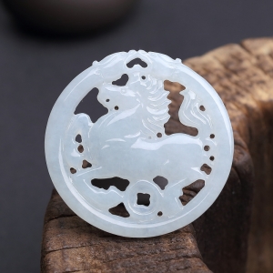 糯种翡翠镂雕马吊坠