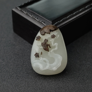 俄料俏色和田玉山料喜上眉梢吊坠