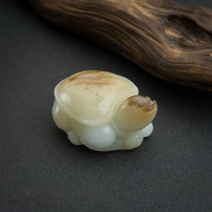 俄料俏色和田玉山料乌龟摆件