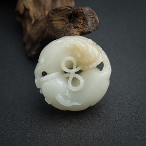 俄料俏色和田玉山料貔貅手把件