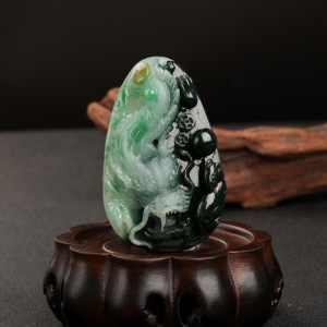 糯种俏色翡翠龙牌吊坠