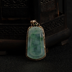 18k糯冰种飘绿翡翠平安无事牌吊坠