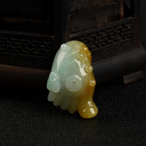 豆种俏色翡翠知足常乐吊坠