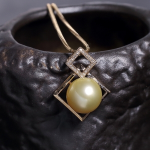 18k金镶钻金色珍珠项链