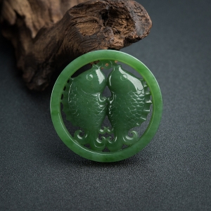 俄料碧玉山料镂雕年年有余吊坠