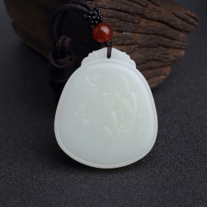 新疆和田白玉山料蝶恋花吊坠