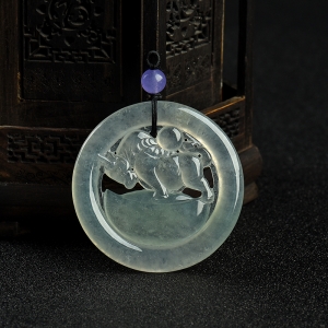 冰种浅绿翡翠丑牛吊坠