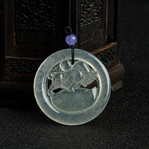 冰种浅绿翡翠丑牛吊坠