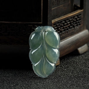 糯种蓝绿翡翠金枝玉叶吊坠