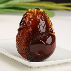 棕珀年年有鱼吊坠