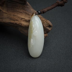 新疆俏色和田玉籽料猴子吊坠