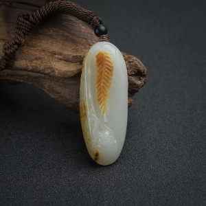 新疆俏色和田玉籽料猴子吊坠