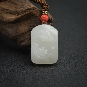 新疆俏色和田玉籽料蝶恋花吊坠