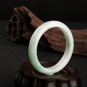 豆种飘翠翡翠手镯