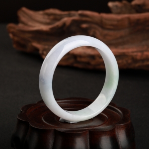 豆种春带彩翡翠贵妃镯