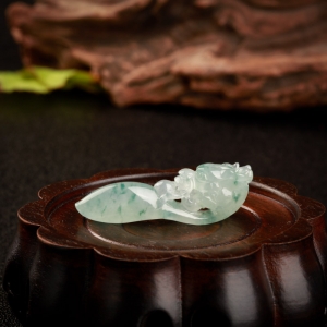 糯冰种飘花翡翠辰龙吊坠