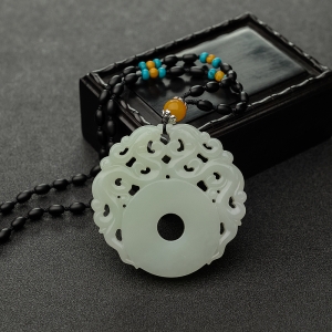 俄料青白玉山料双龙扣吊坠