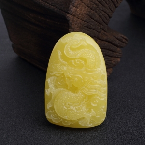 鸡油黄蜜蜡龙牌吊坠