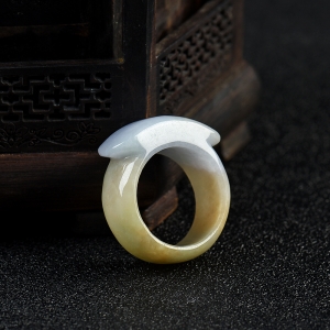 糯种俏色翡翠马鞍戒指