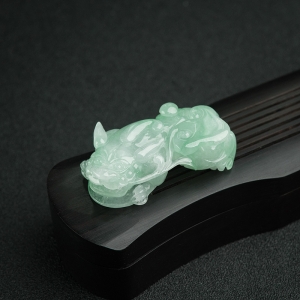 糯种浅绿翡翠貔貅吊坠