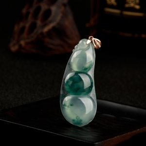 糯冰种飘花翡翠连中三元吊坠