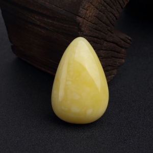 鸡油黄蜜蜡随形吊坠