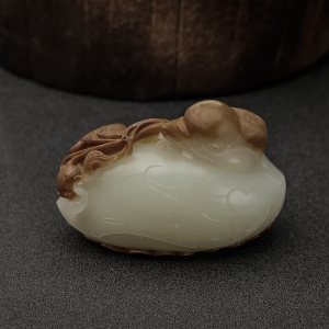 俄料俏色和田玉籽料天鹅手把件