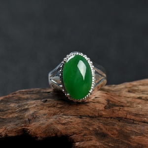 糯冰种翠绿翡翠戒面