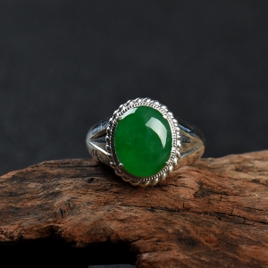 糯冰种翠绿翡翠戒面