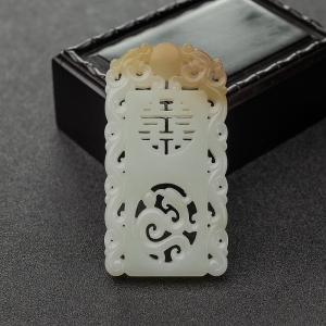 俄料俏色和田玉山料镂雕双喜吊坠