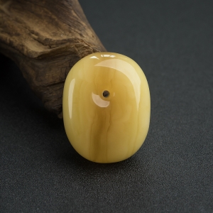 鸡油黄蜜蜡随形吊坠