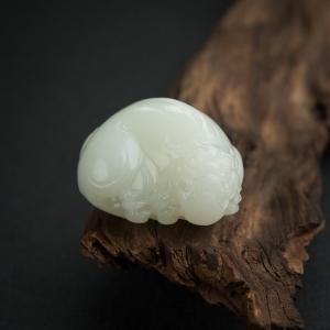 俄料青白玉山料貔貅吊坠