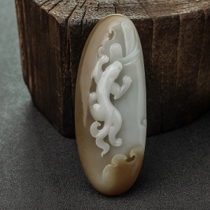 俄料俏色和田玉山料貔貅手把件