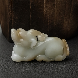 俄料俏色和田玉山料貔貅手把件