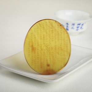 黄茶珀心经吊坠