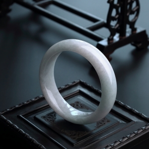 56#糯种浅绿翡翠手镯