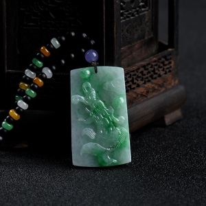 糯种飘翠翡翠辰龙吊坠