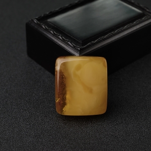 带皮鸡油黄蜜蜡无事牌吊坠