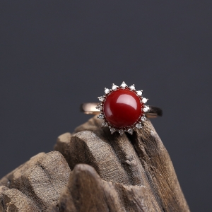 18K金镶钻阿卡黑红珊瑚戒指