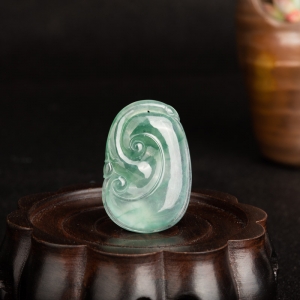 糯冰种飘花翡翠如意吊坠