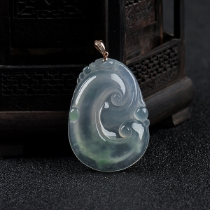 冰种浅绿翡翠如意吊坠