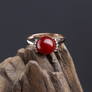 18K金镶钻阿卡黑红珊瑚戒指