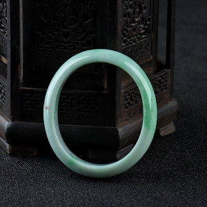 55mm豆种飘翠翡翠贵妃镯