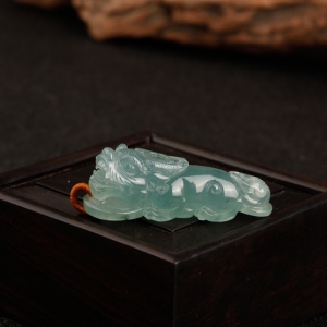 糯冰种蓝绿翡翠貔貅吊坠