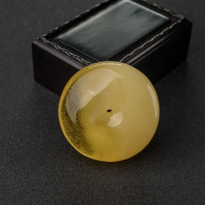 鸡油黄蜜蜡平安扣吊坠