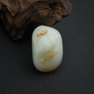 俄料俏色和田玉山料貔貅吊坠