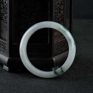 57mm豆种飘花翡翠手镯