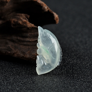 糯冰种翡翠海豚吊坠